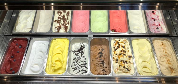 Eistheke mit vielen bunten hausgemachten Eissorten