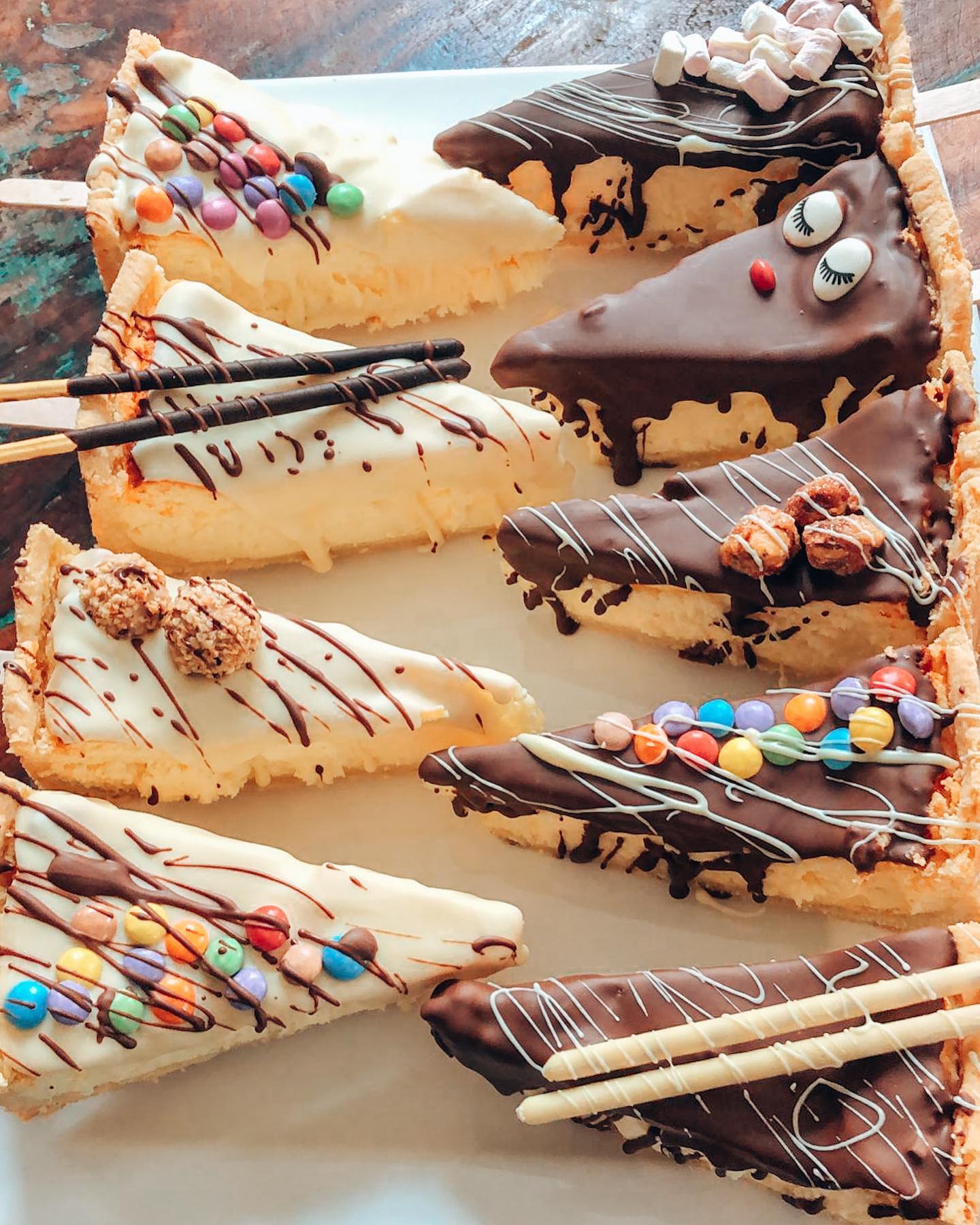 Bunte Eis-Schnitten am Stiel mit Schokolade und Streuseln
