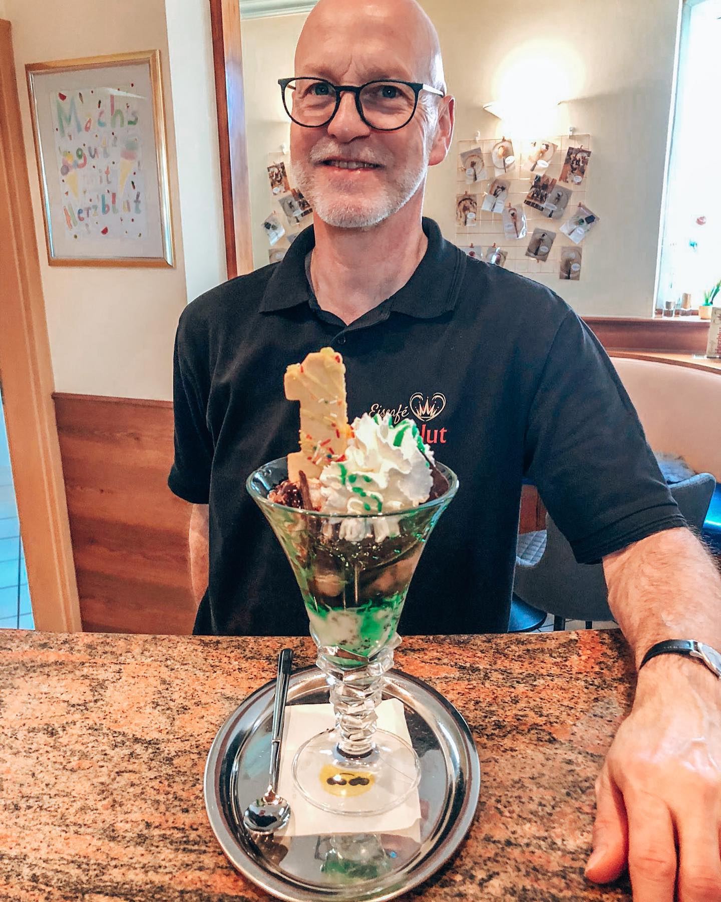 Eis-Sommelier Michael Dröge mit einem Eisbecher aus eigener Herstellung
