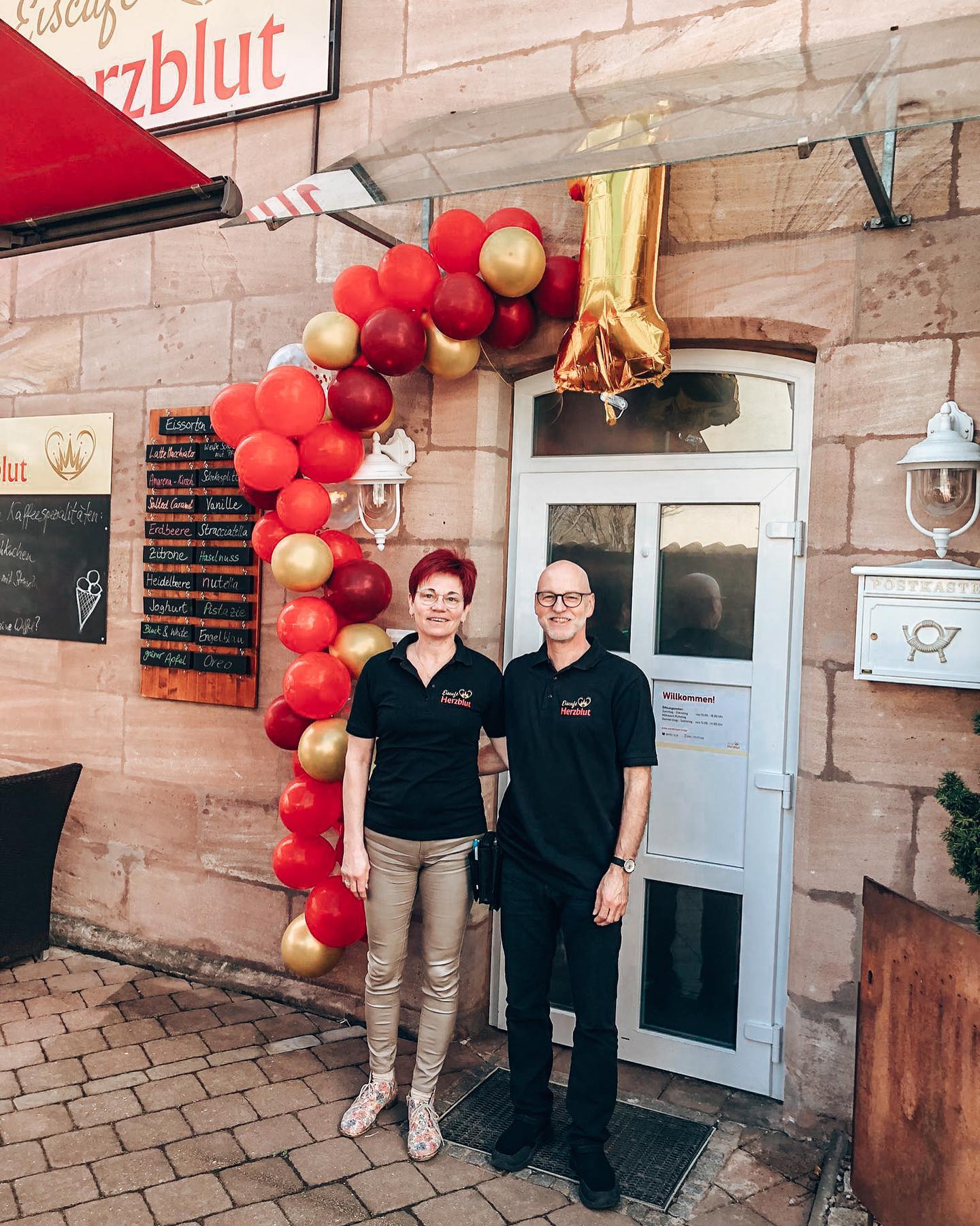 Anke und Michael Dröge vor dem Eiscafé Herzblut
