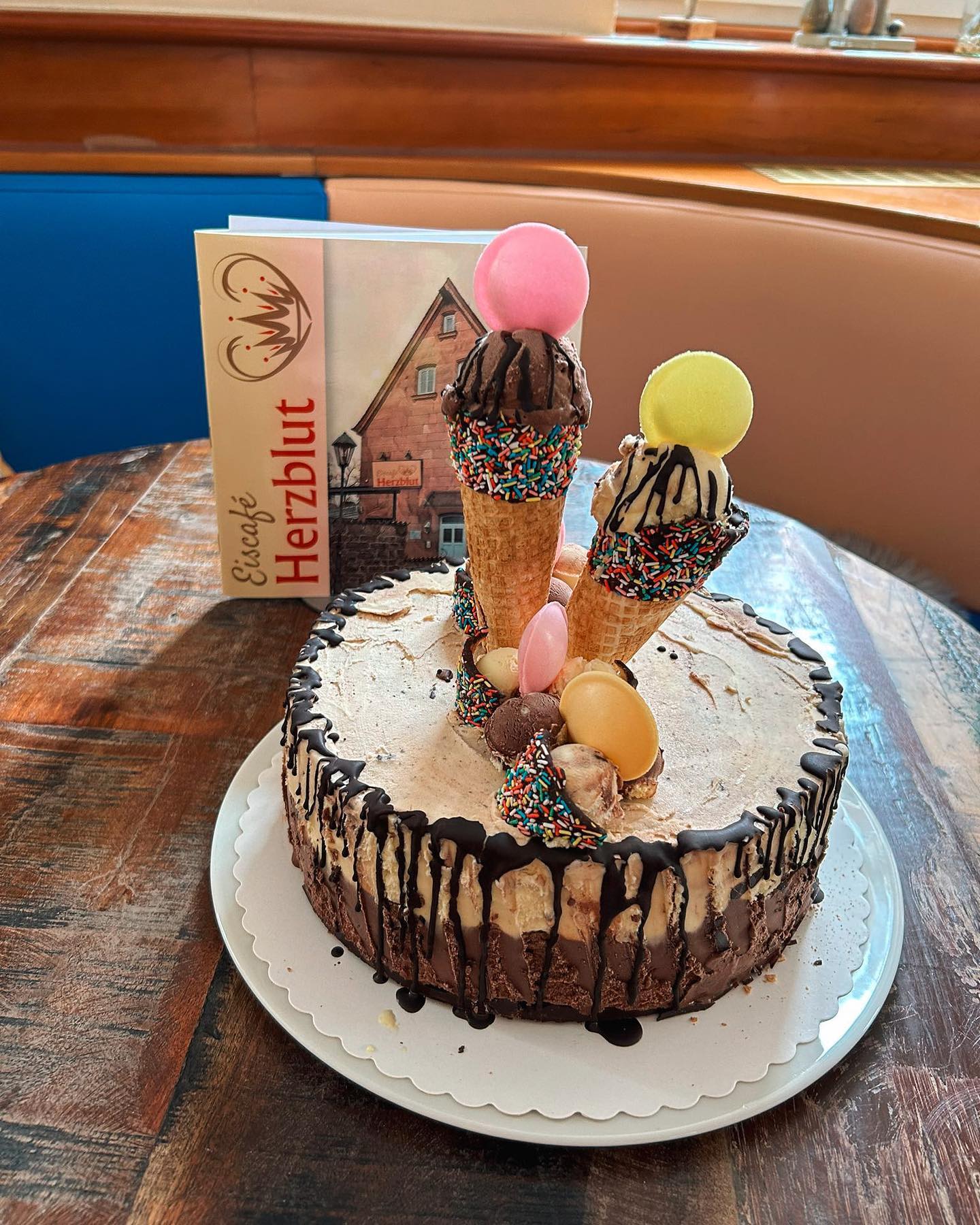 Eistorte mit Drip-Effekt und Eiswaffeln
